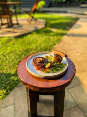 Soslu ve sebzeli ızgara domuz eti.