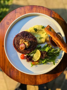 Sebze ve soslu ızgara et.