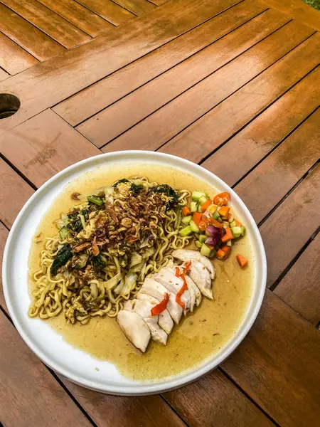 Tavuk ve sebzeli erişte çorbası.