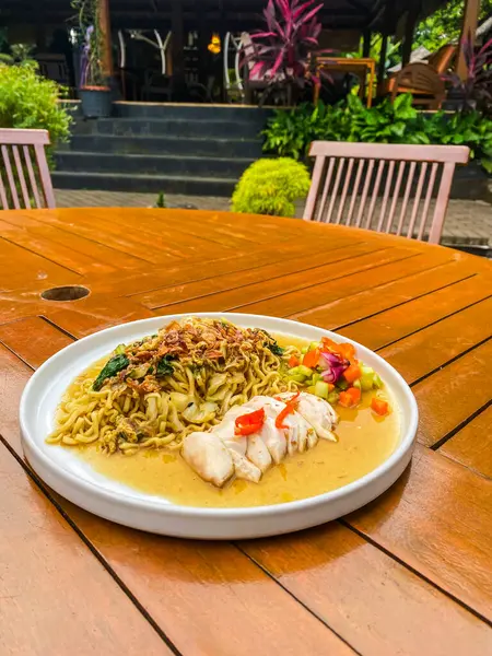 Sebzeli kızarmış tavuk ve erişte.