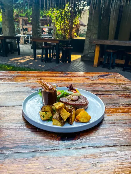 Masada patatesli biftek.