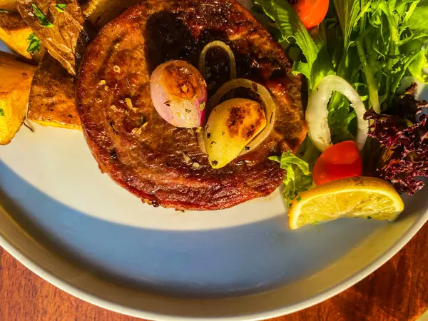 Biftek ve sebzeler masada..