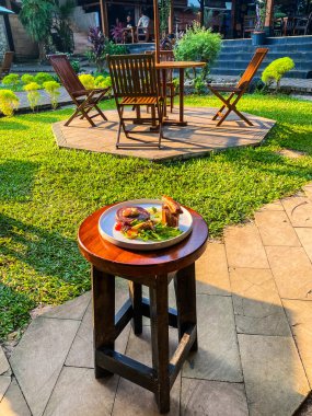 Akşam vakti evin terasında sandalyeli boş bir masa.