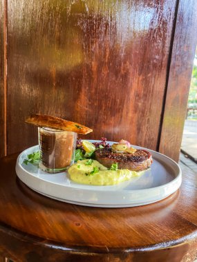 Sebze ve peynirli ızgara tavuk bifteği.