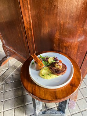 Pastırmalı taze hamburger.