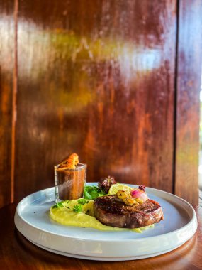 Patates püresi ve sebzeli biftek.