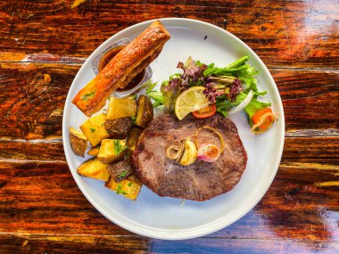 Biftek ve sebze, patates ve sebze tabakta.