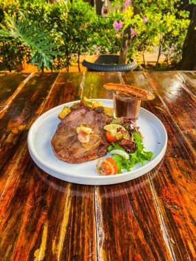 Tahtada ızgara biftek..