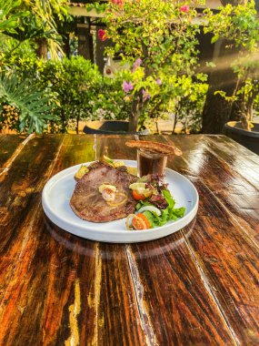 Kızarmış domuz bifteği masada. seçici odak