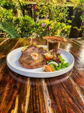 Sebzeli biftek, yakın çekim, yukarıdan manzara