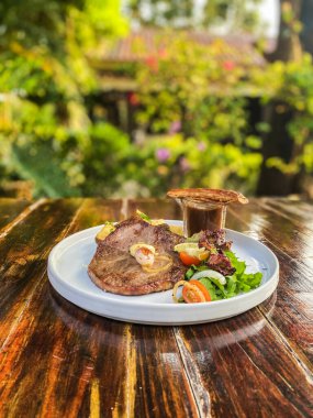 Sebzeli kızarmış tavuk bifteği.