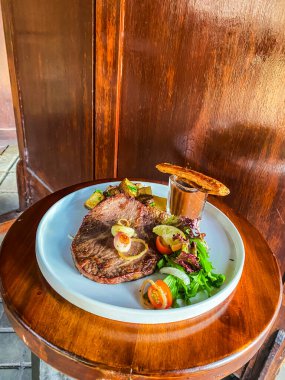 Biftek, patates ve salata.