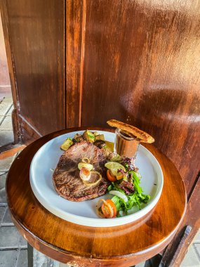 Masada salatalı biftek..