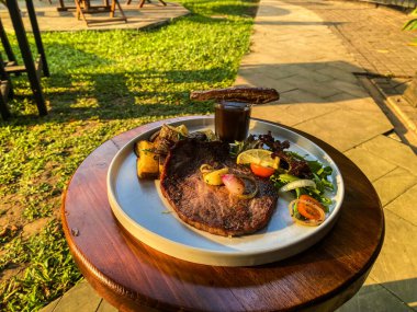 Biftek masada plaka üzerinde