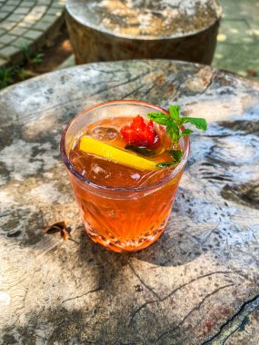 Ahşap arka planda çilekli limonata.