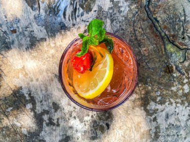 Masada çilekli bir bardak kokteyl.