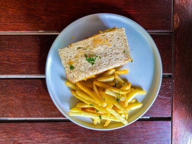 Beyaz tabakta kızarmış patates cipsi..