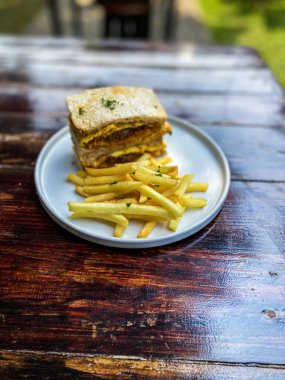 Tahta masada kızarmış yumurta ve ekmek ile sandviç..