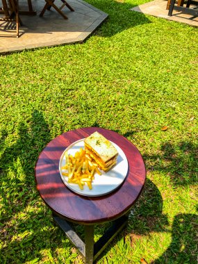 Ekmek ve kahveyle birlikte açık kafede kahvaltı.