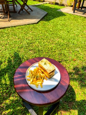 Kızarmış patates ve kızarmış yumurta.