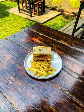 Restoranda kızarmış tavuk ve peynirli sandviç..