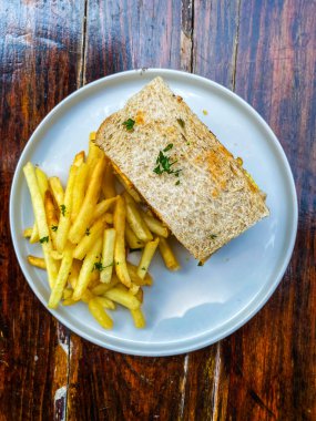 Patates kızartması ve ekmek.