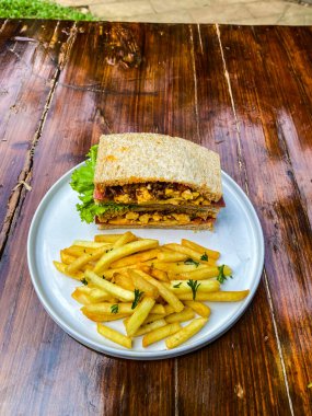 Etli ve sebzeli sandviç.