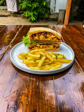 Tahta bir masada sandviç.