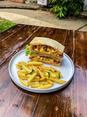 Etli ve sebzeli sandviç.