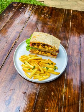 Tavuk ve sebzeli sandviç.