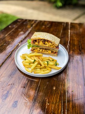 Tahta masada peynirli hamburger.
