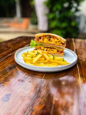 Masada tavuk eti ve sebzeli hamburger..