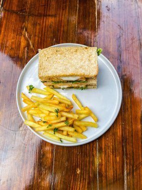 Bir parça peynirli patates kızartması.