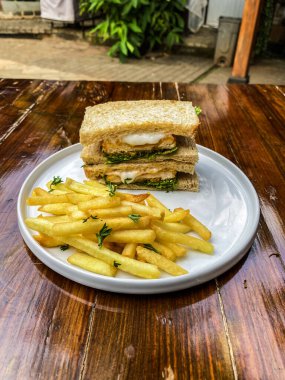 Patates kızartması ve peynirli kızarmış sandviç.