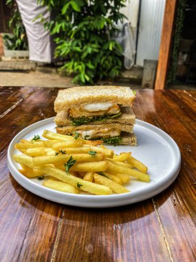 Tavuk ve peynirli sandviç..