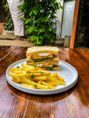 Kızarmış tavuğun mutfak fotoğrafı.