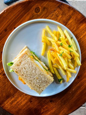 Tabakta patates kızartması ve tavuk göğsü.