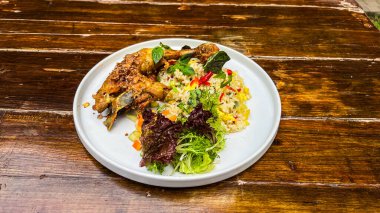 Kızarmış balık, sebze, pirinç ve sebze. ahşap arkaplanda