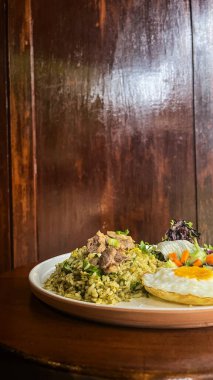 Masanın üzerinde kızarmış pilav resmi var.