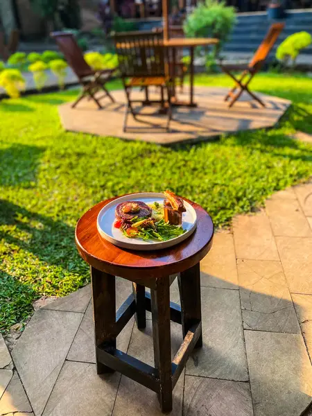 Masa ve sandalyeler bahçede.