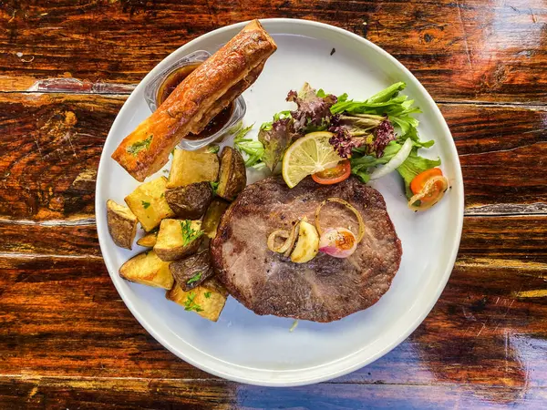 Sebzeli ızgara biftek ve sebze tabağı, yakın.