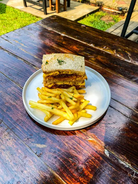 Bir parça et ve peynirli sandviç, bir sandviç ve kızarmış patates.