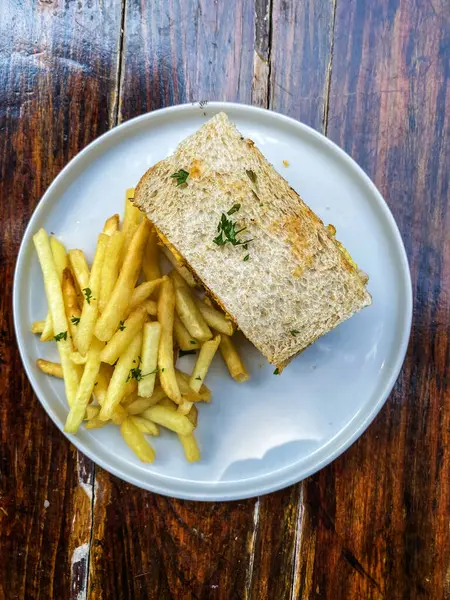 Kızarmış patates ve patates kızartmalı sandviç.