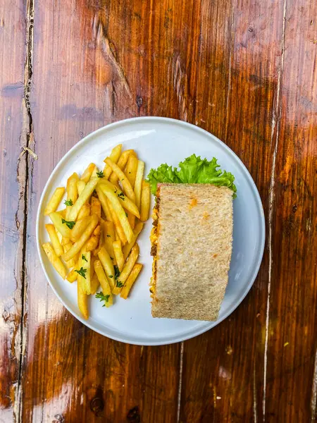 Patates kızartması ve bir dilim ekmek.