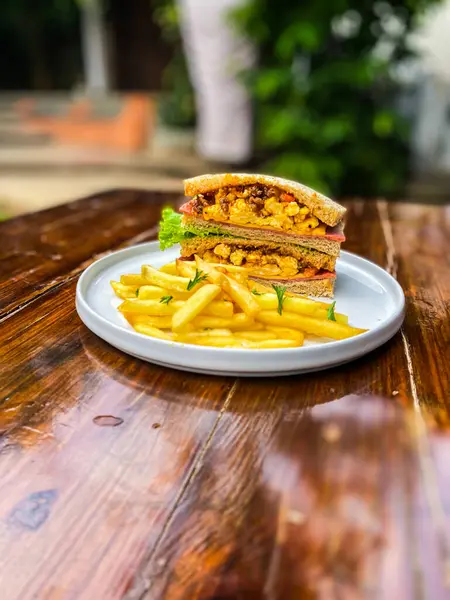 Masada tavuk eti ve sebzeli hamburger..