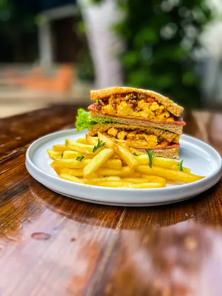 Tabakta tavuk burger.