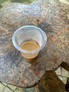 Masada bir fincan kahve.