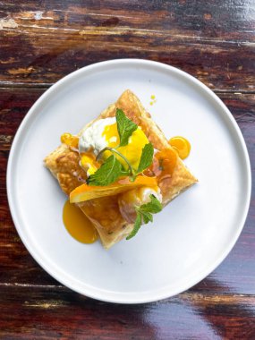 Meyveli ve buzlu krep.