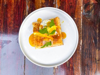 Lezzetli bir parça kek tabakta, kapat.