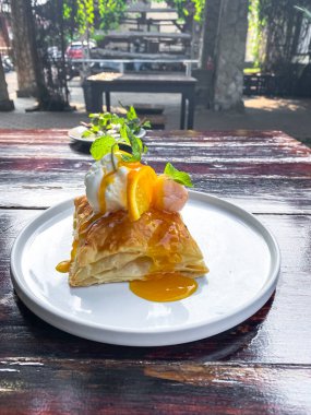 Bir parça portakallı kekin dikey yakın çekimi.